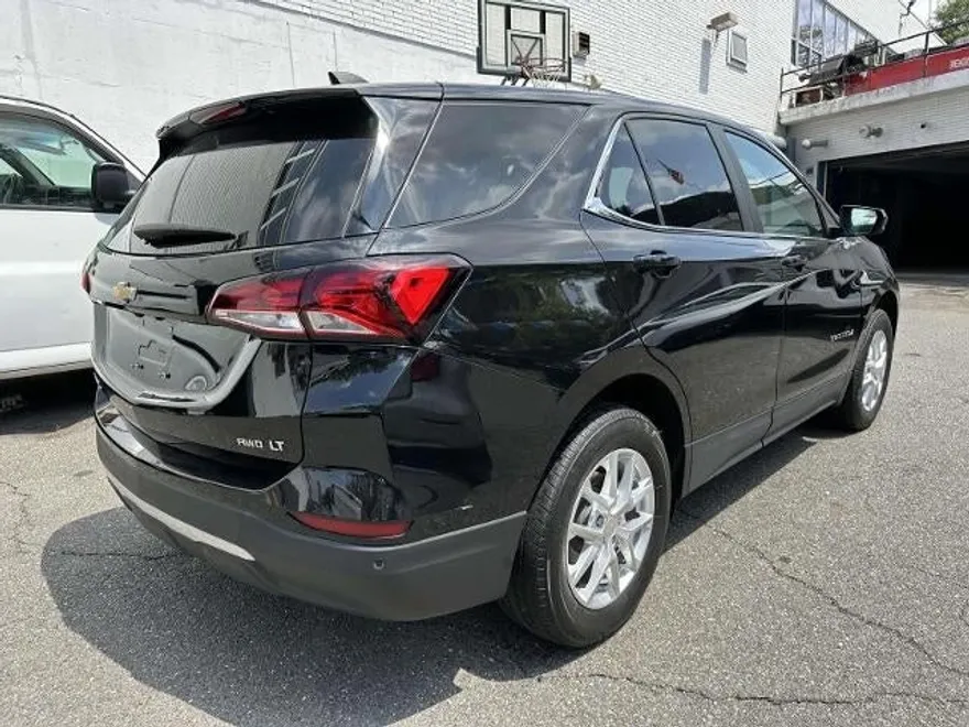 2022 Chevrolet Equinox LT photo 1