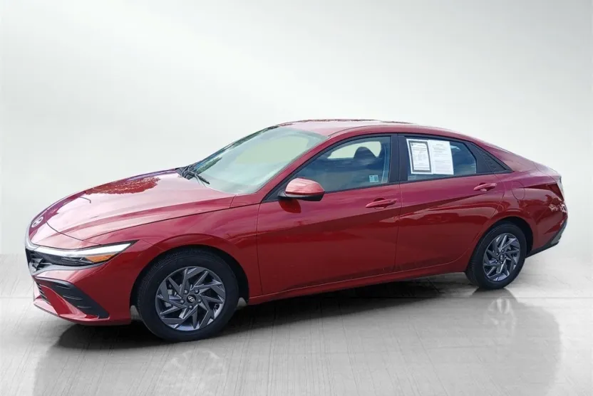 2024 Hyundai Elantra SEL photo 1
