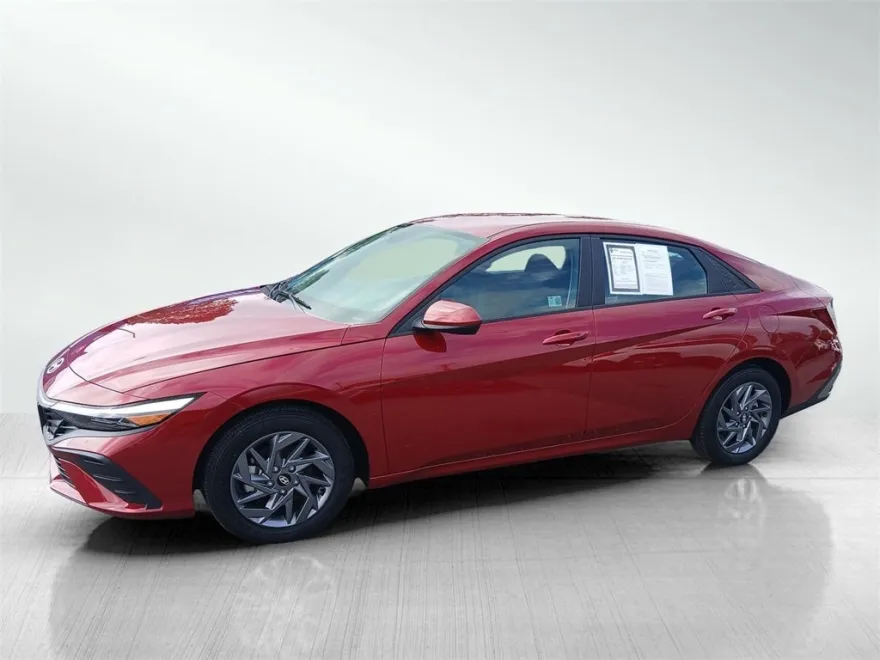 2024 Hyundai Elantra SEL photo 1