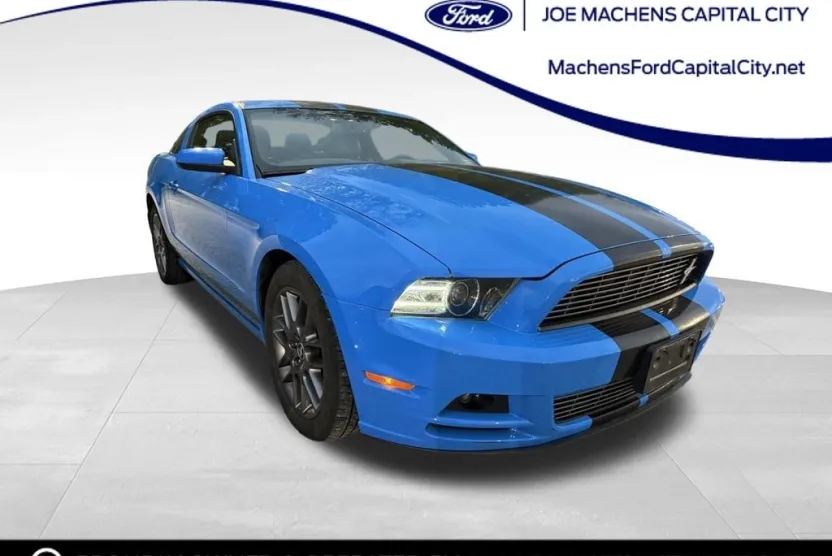 2013 Ford Mustang V6 Premium photo 1