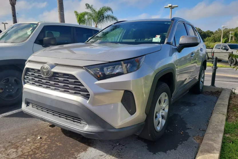 2020 Toyota RAV4 LE photo 1