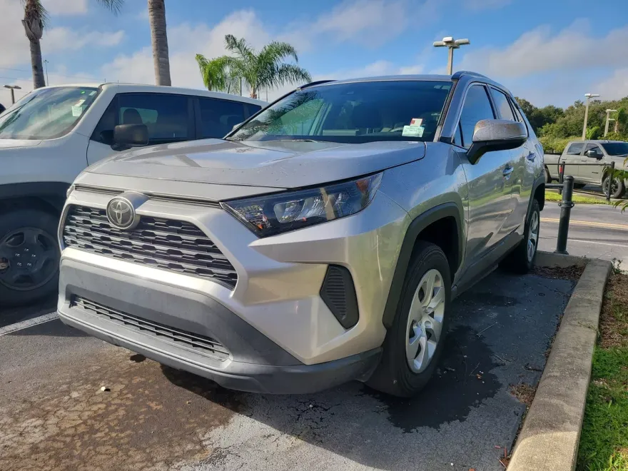 2020 Toyota RAV4 LE photo 1