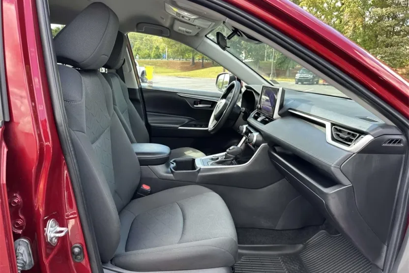 2024 Toyota RAV4 Hybrid XLE photo 1