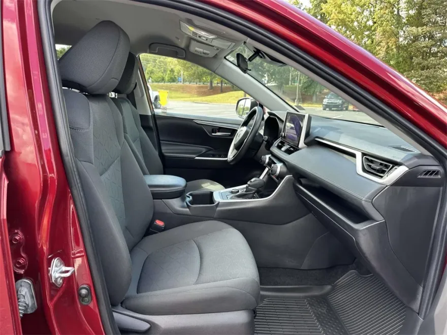 2024 Toyota RAV4 Hybrid XLE photo 1
