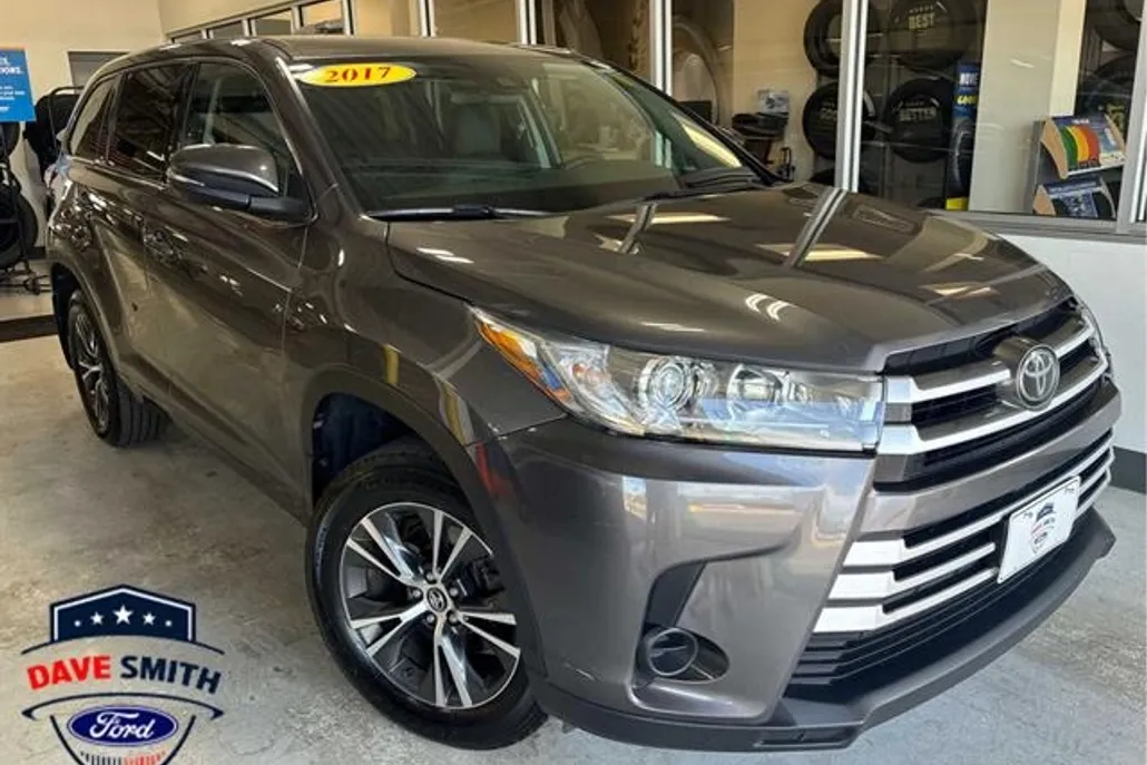 2017 Toyota Highlander LE Plus photo 1