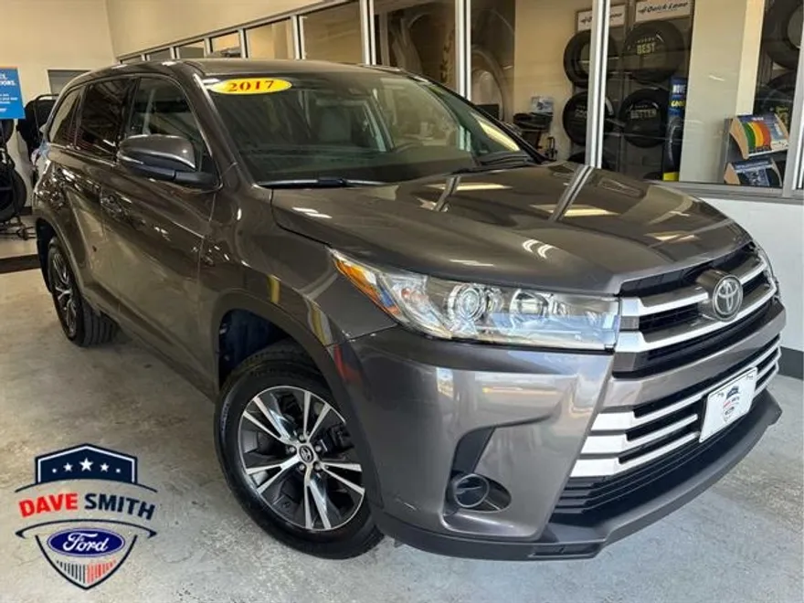 2017 Toyota Highlander LE Plus photo 1