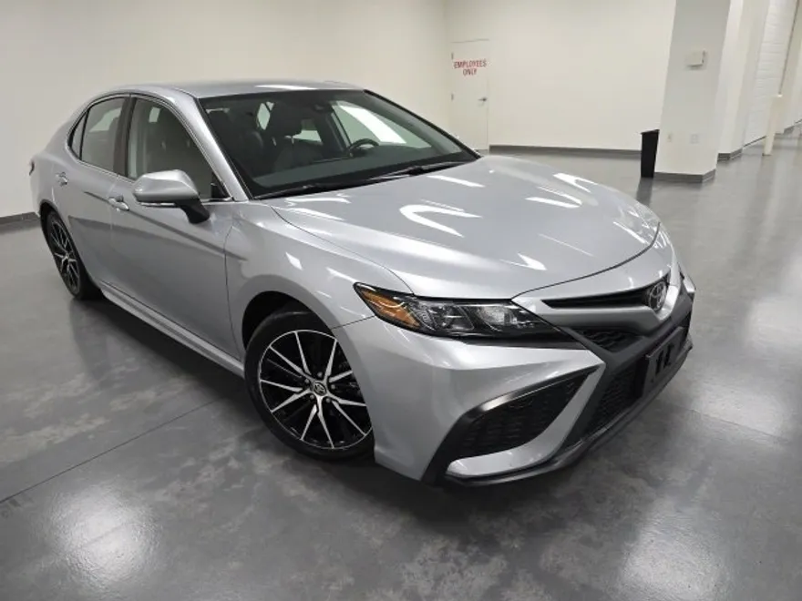 2023 Toyota Camry SE photo 1