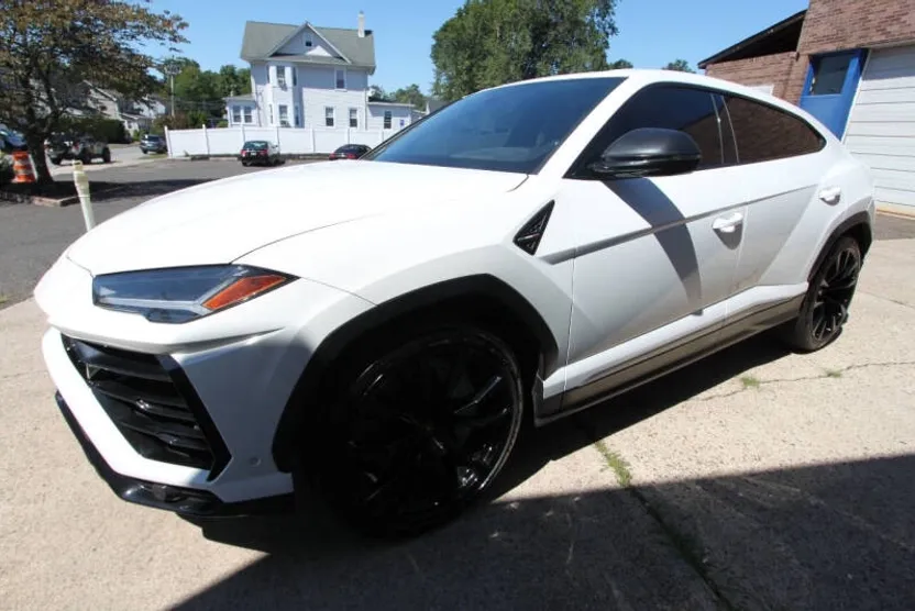 2019 Lamborghini Urus photo 1