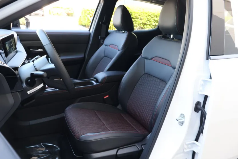 2025 Nissan Kicks SR photo 1