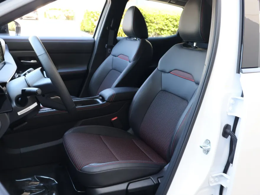 2025 Nissan Kicks SR photo 1