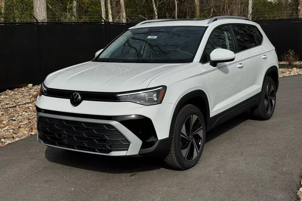 2025 Volkswagen Taos SE photo 1
