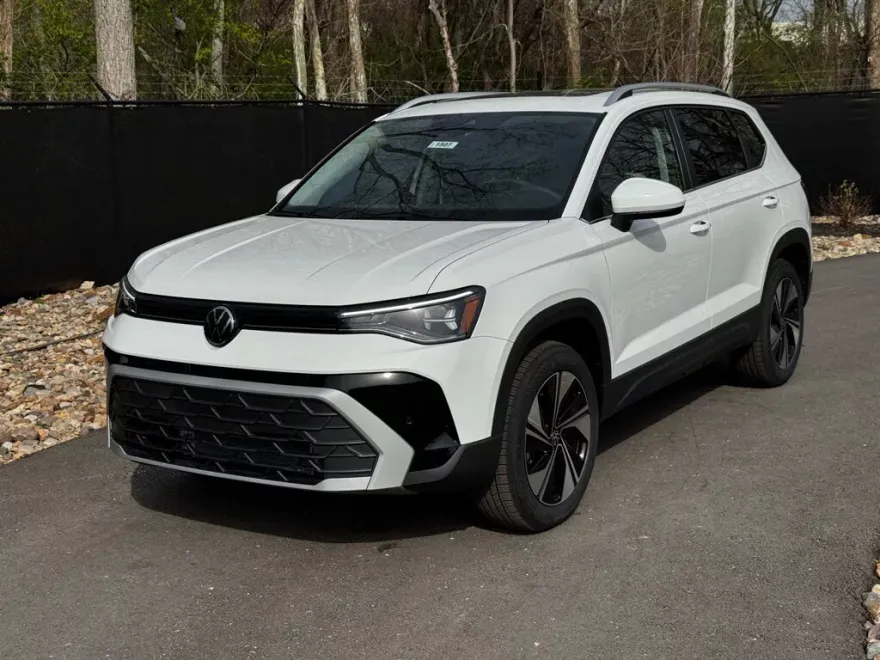 2025 Volkswagen Taos SE photo 1