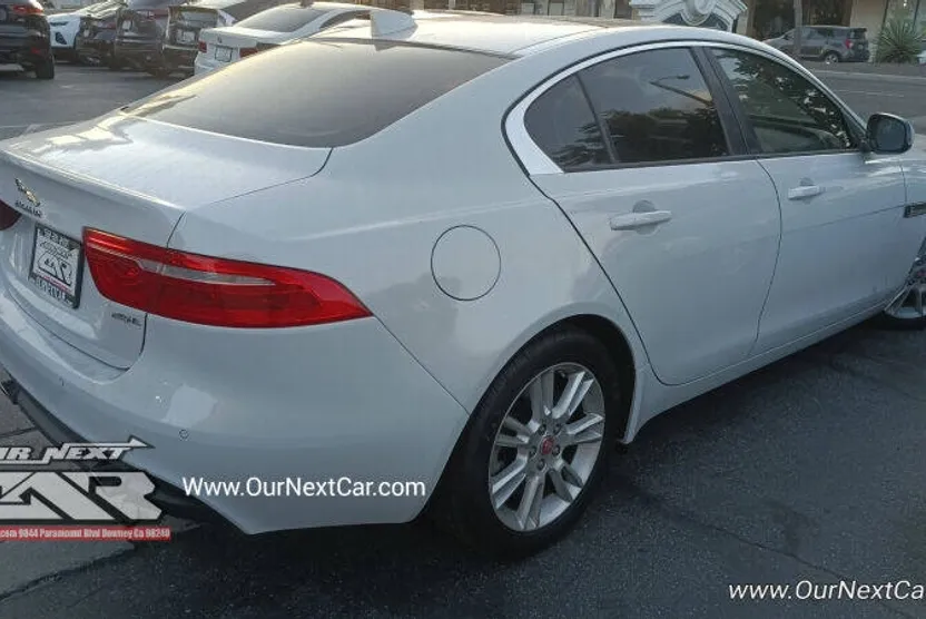 2017 Jaguar XE Premium photo 1