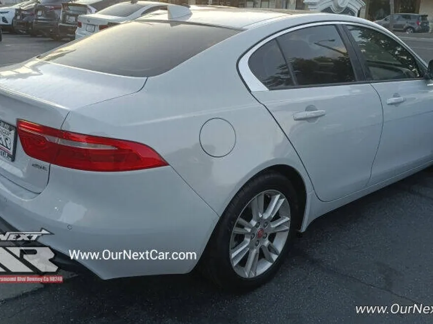 2017 Jaguar XE Premium photo 1