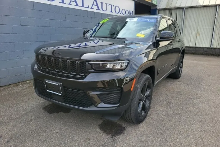2023 Jeep Grand Cherokee Laredo Altitude photo 1