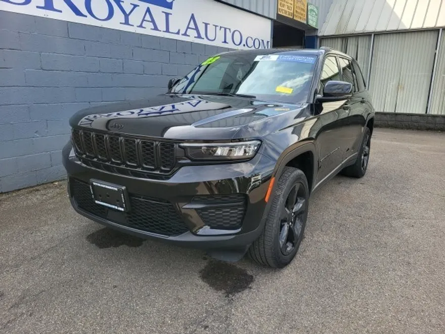 2023 Jeep Grand Cherokee Laredo Altitude photo 1