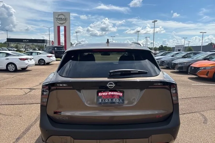 2025 Nissan Kicks SR photo 1