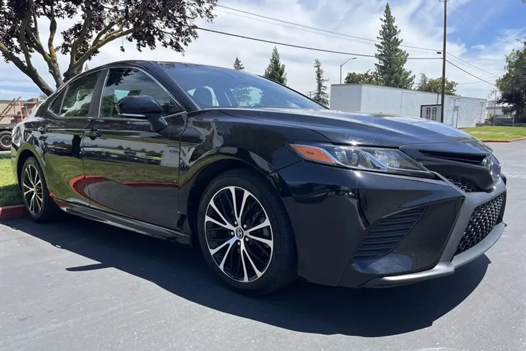 2018 Toyota Camry SE photo 1