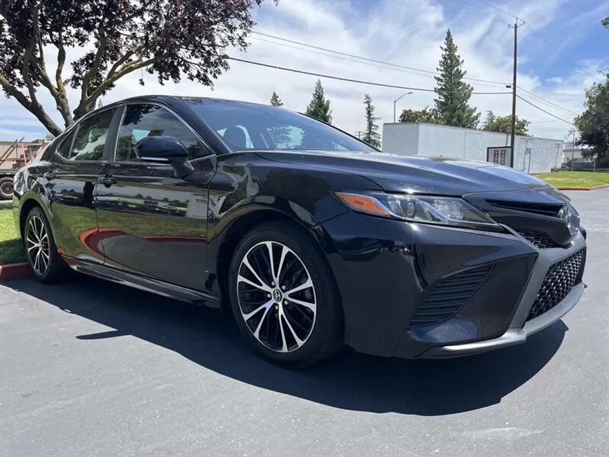 2018 Toyota Camry SE photo 1