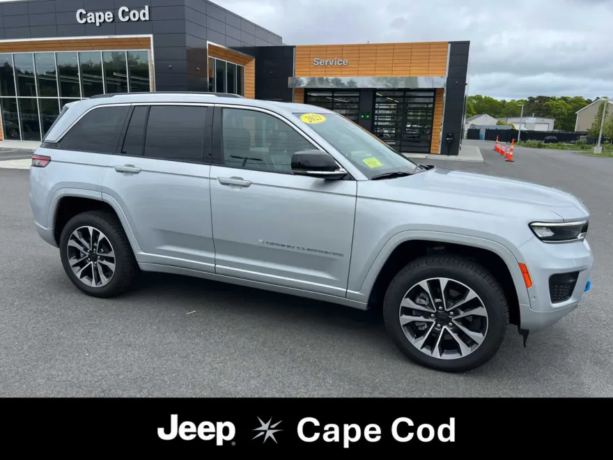 2023 Jeep Cherokee 4xe Overland photo 1