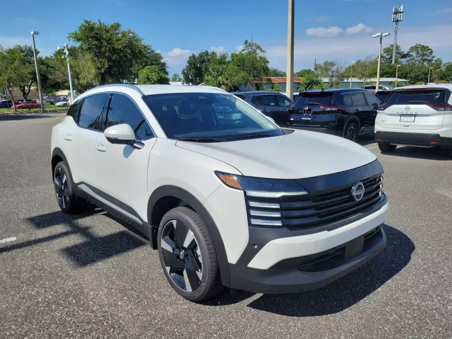 2025 Nissan Kicks SR photo 1
