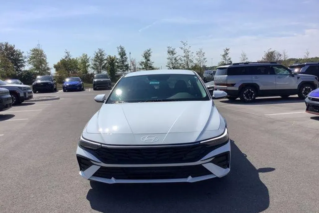 2025 Hyundai Elantra SE photo 1