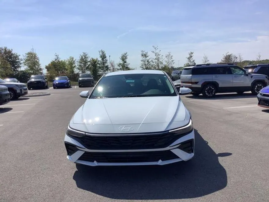 2025 Hyundai Elantra SE photo 1