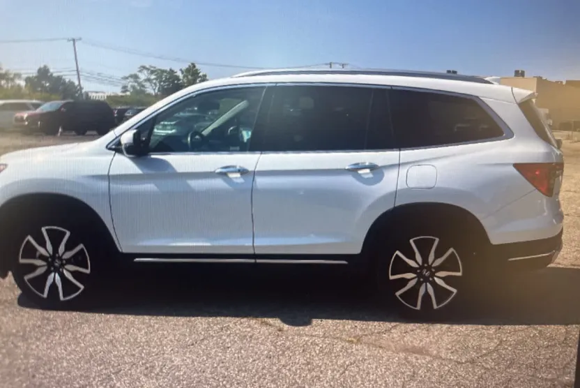 2021 Honda Pilot Touring photo 1