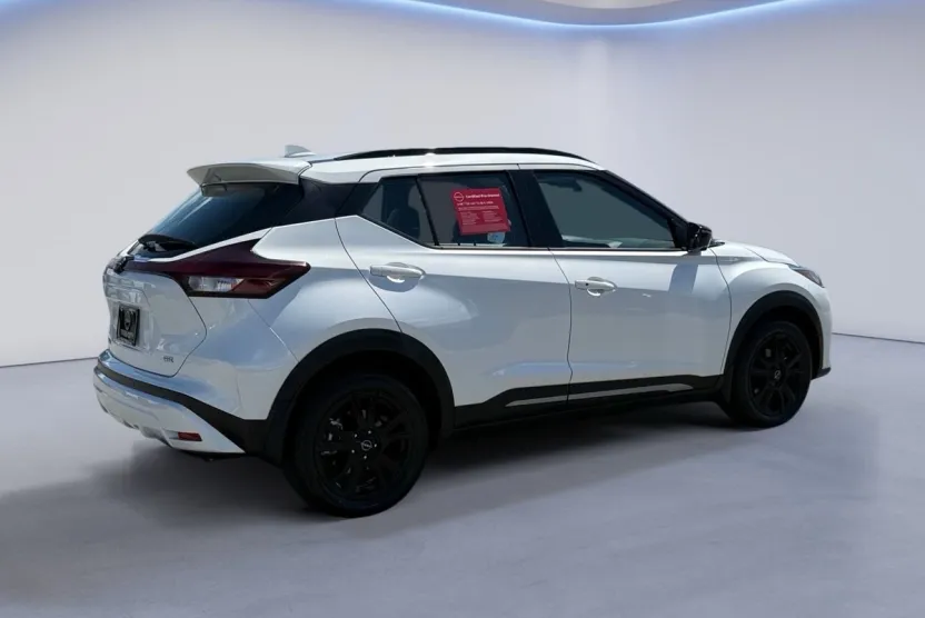 2024 Nissan Kicks SR photo 1