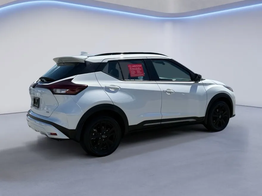2024 Nissan Kicks SR photo 1