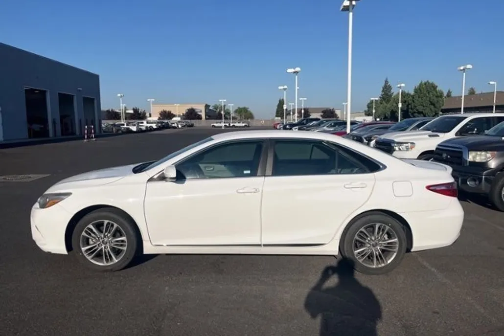2017 Toyota Camry SE photo 1