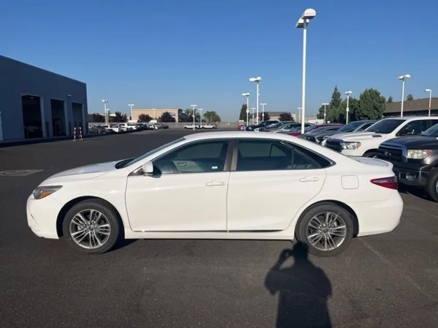 2017 Toyota Camry SE photo 1