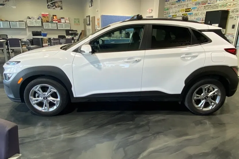 2022 Hyundai Kona SEL photo 1
