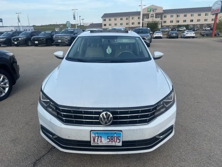 2018 Volkswagen Passat 2.0T SE photo 1
