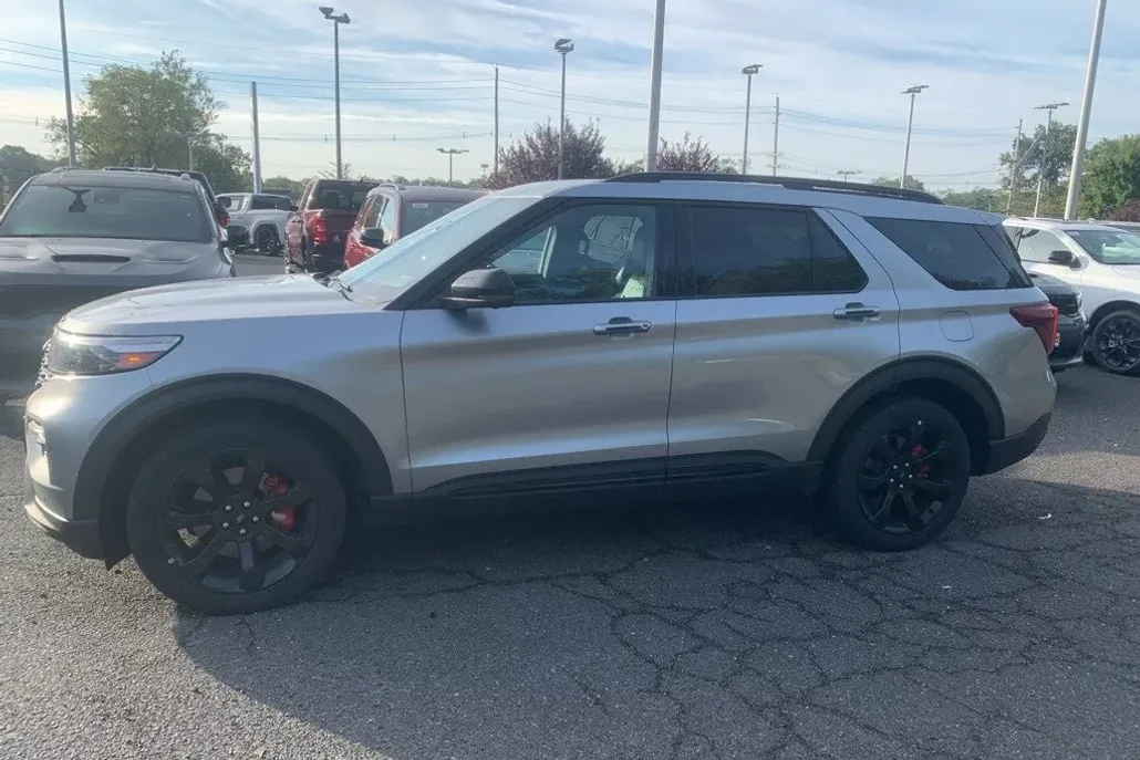 2022 Ford Explorer ST photo 1