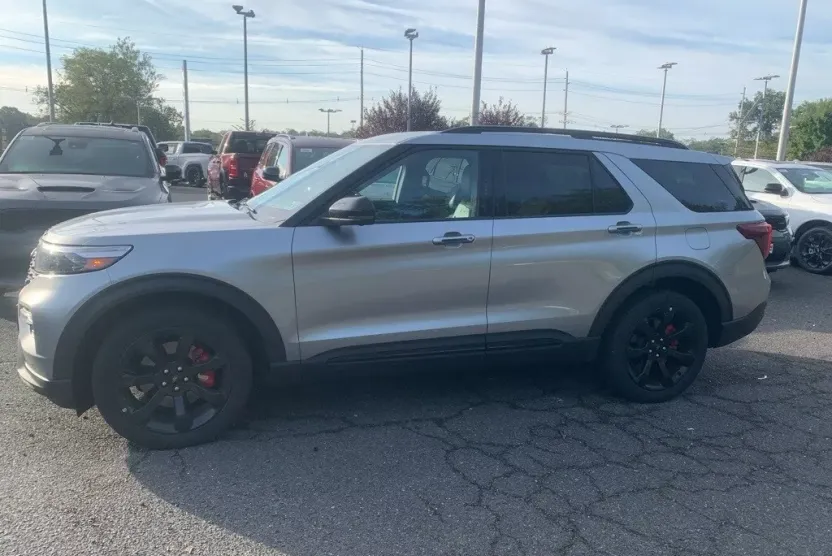 2022 Ford Explorer ST photo 1