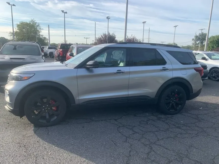 2022 Ford Explorer ST photo 1