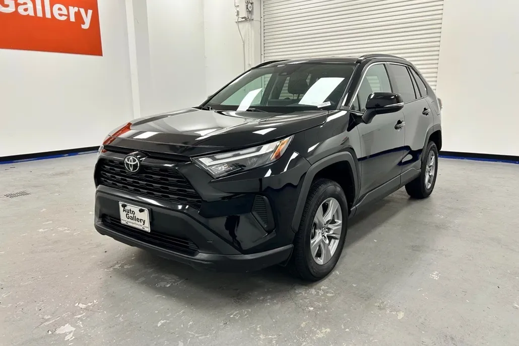 2022 Toyota RAV4 XLE photo 1