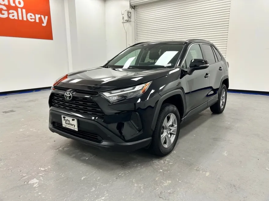 2022 Toyota RAV4 XLE photo 1