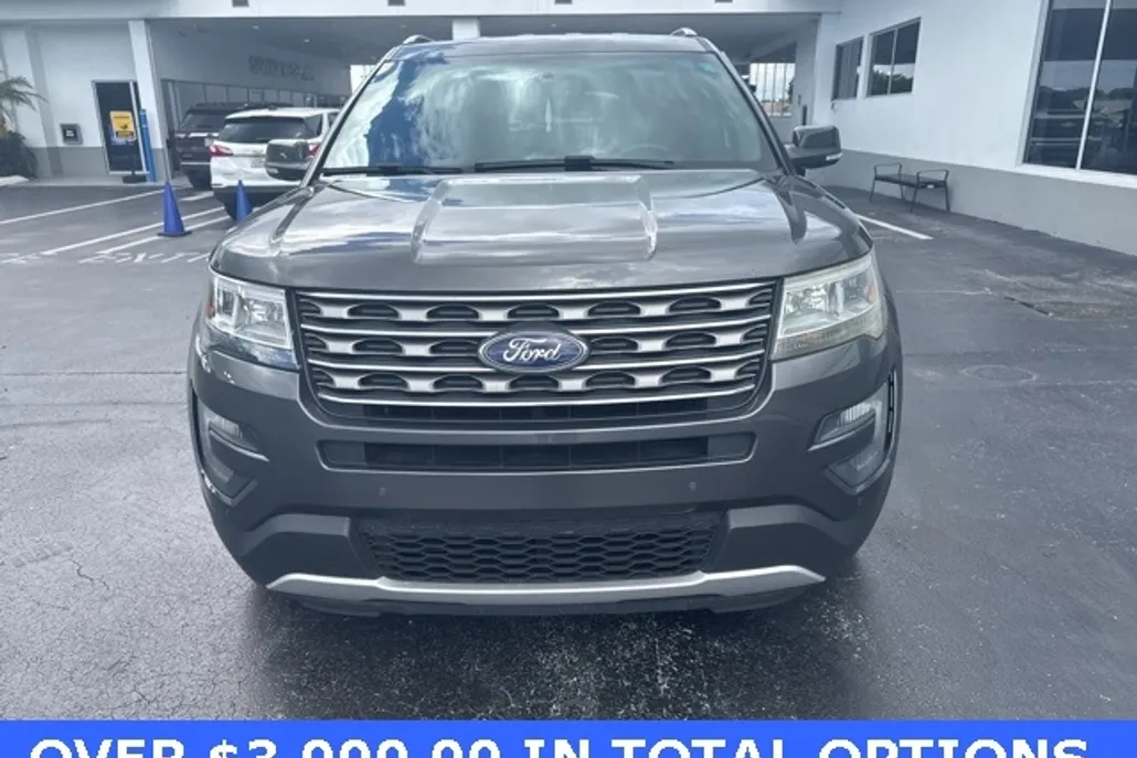 2016 Ford Explorer XLT photo 1