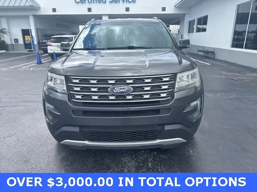 2016 Ford Explorer XLT photo 1