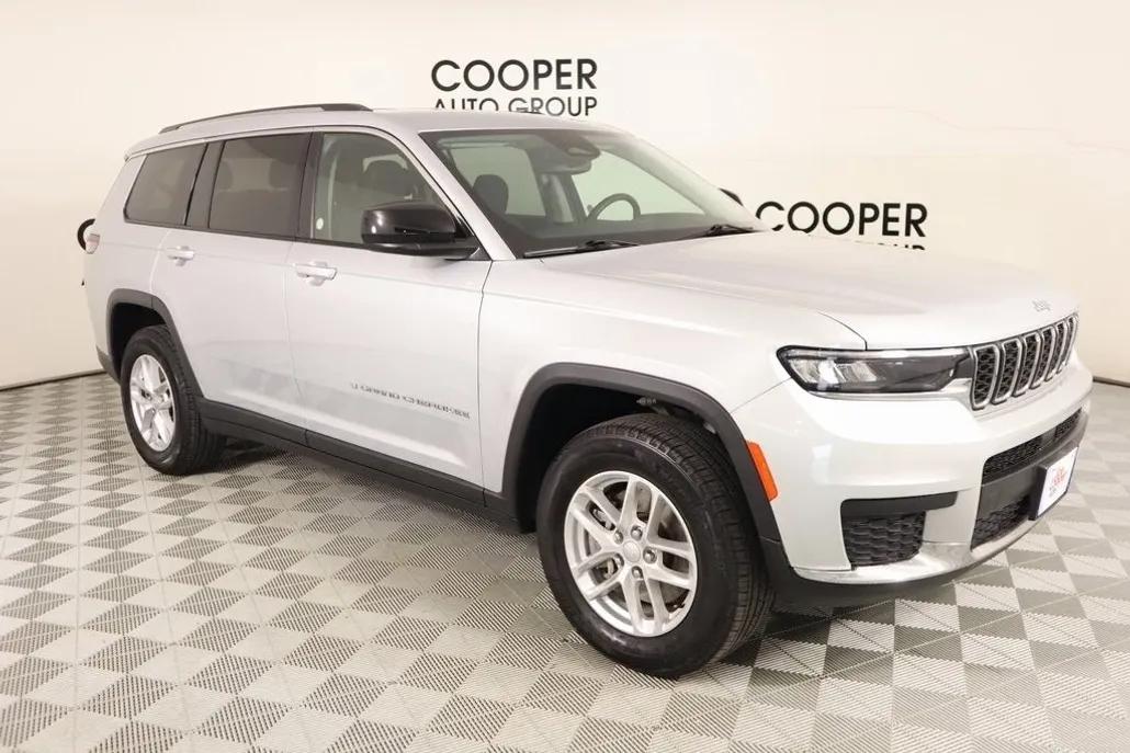 2023 Jeep Grand Cherokee Laredo photo 1