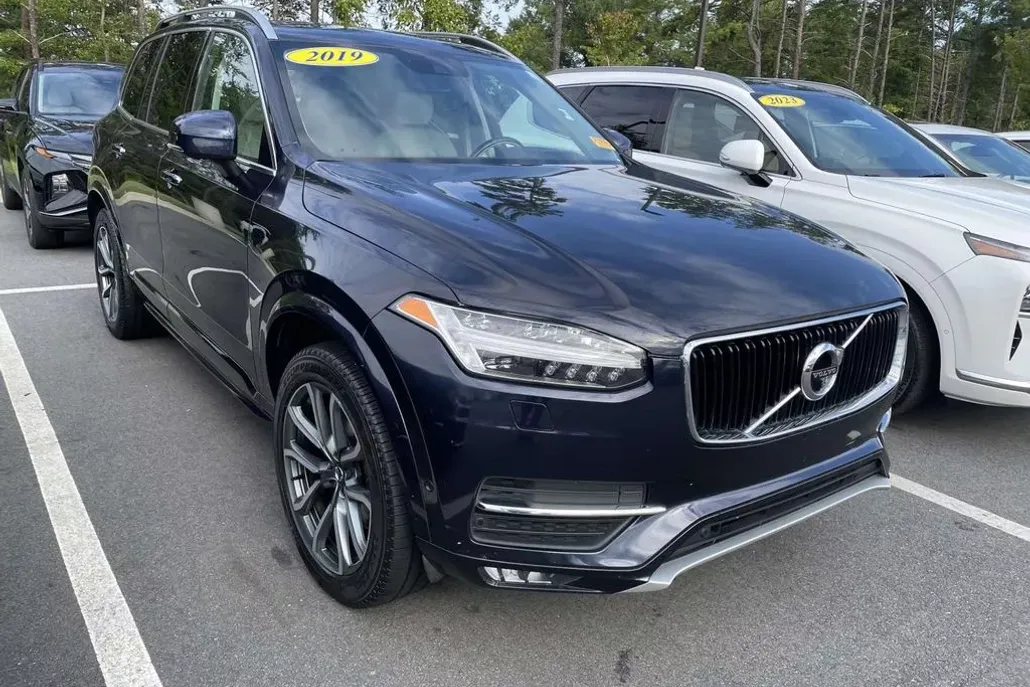 2019 Volvo XC90 T6 Momentum photo 1