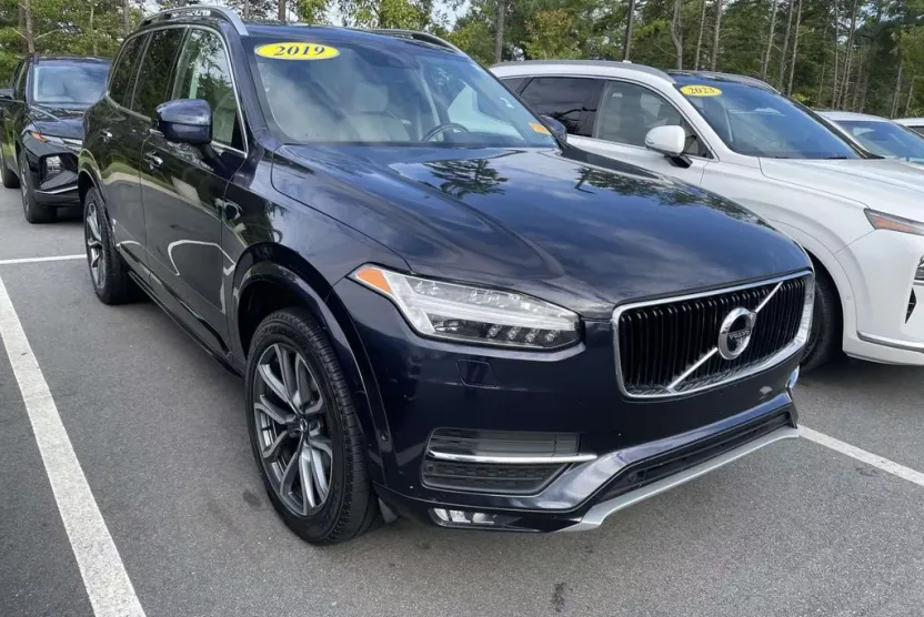2019 Volvo XC90 T6 Momentum photo 1
