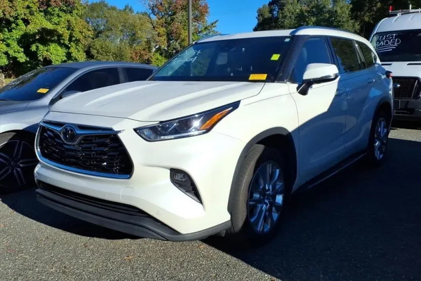 2021 Toyota Highlander Limited photo 1