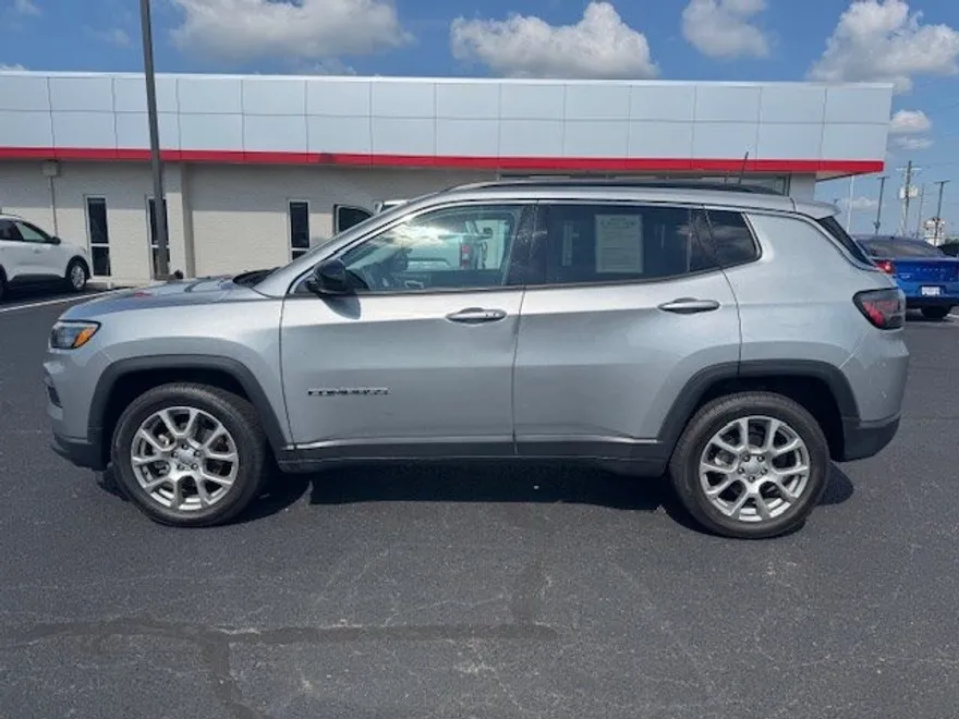 2022 Jeep Compass Latitude Lux photo 1
