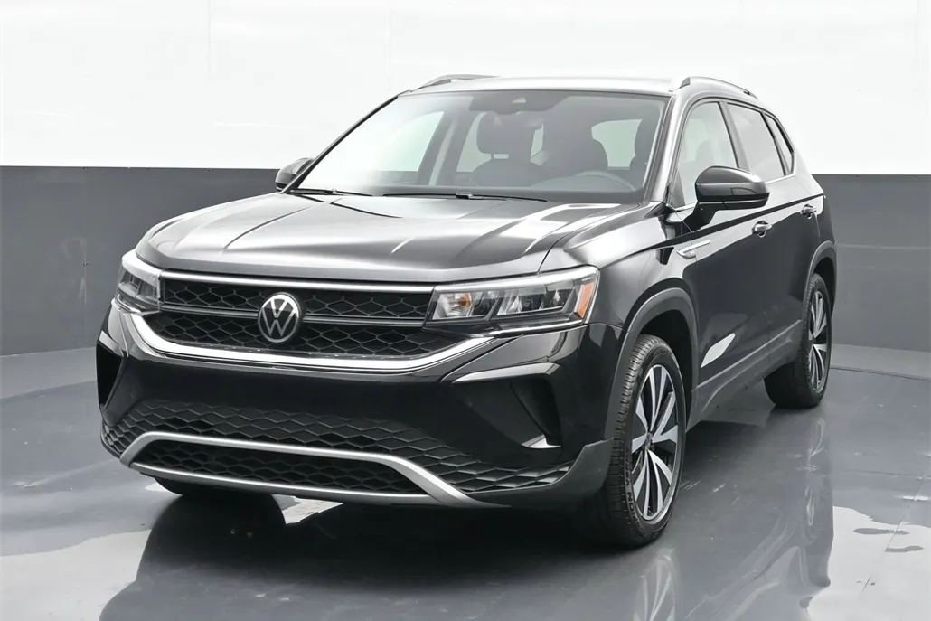 2023 Volkswagen Taos SE photo 1