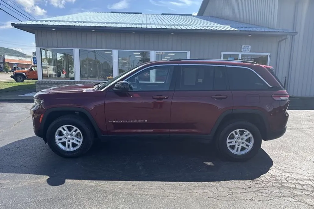2022 Jeep Grand Cherokee Laredo photo 1