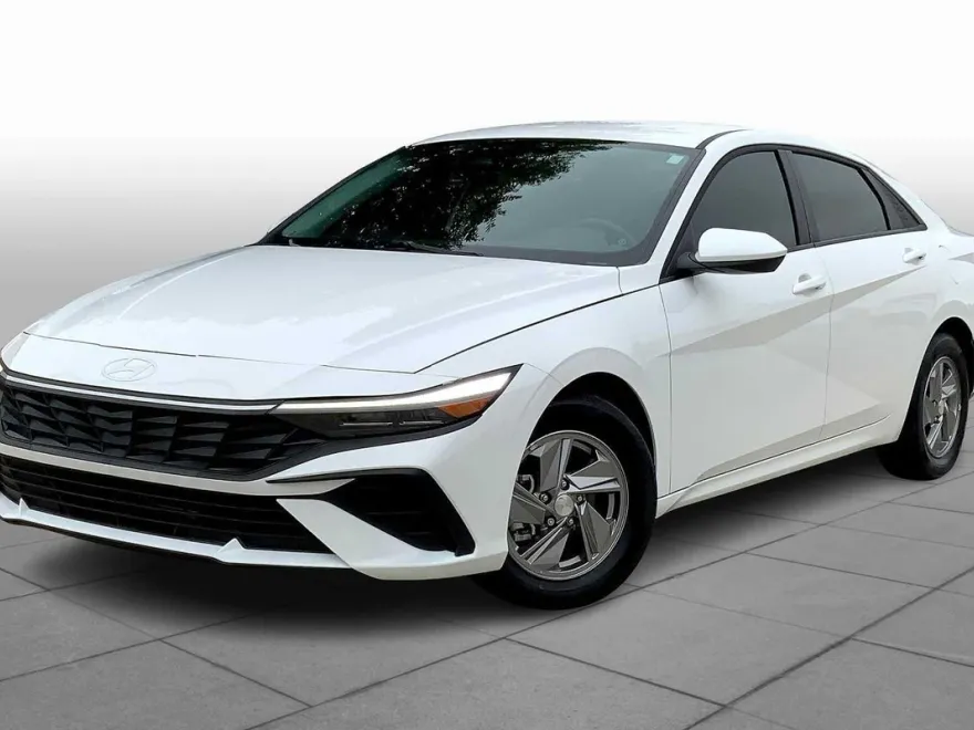 2025 Hyundai Elantra SE photo 1