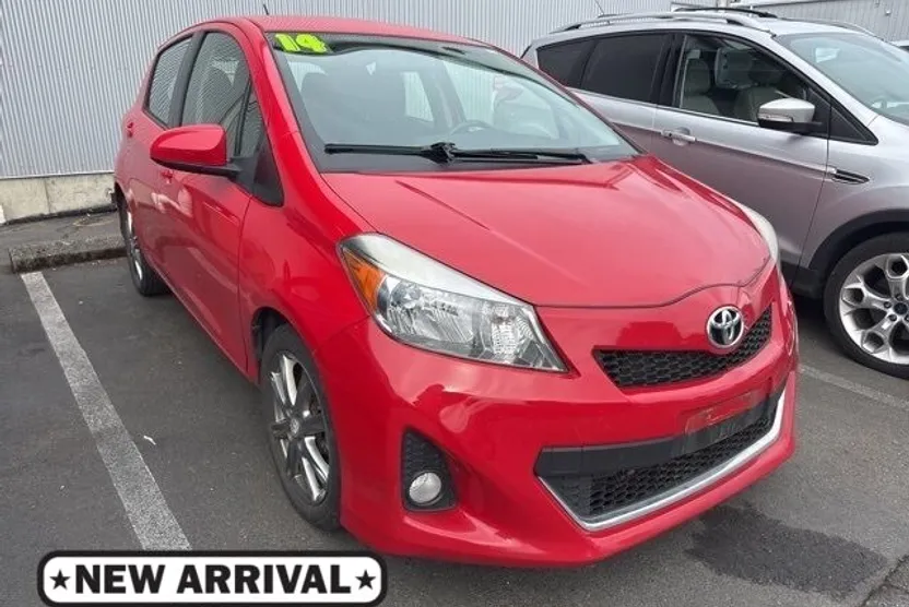 2014 Toyota Yaris SE photo 1
